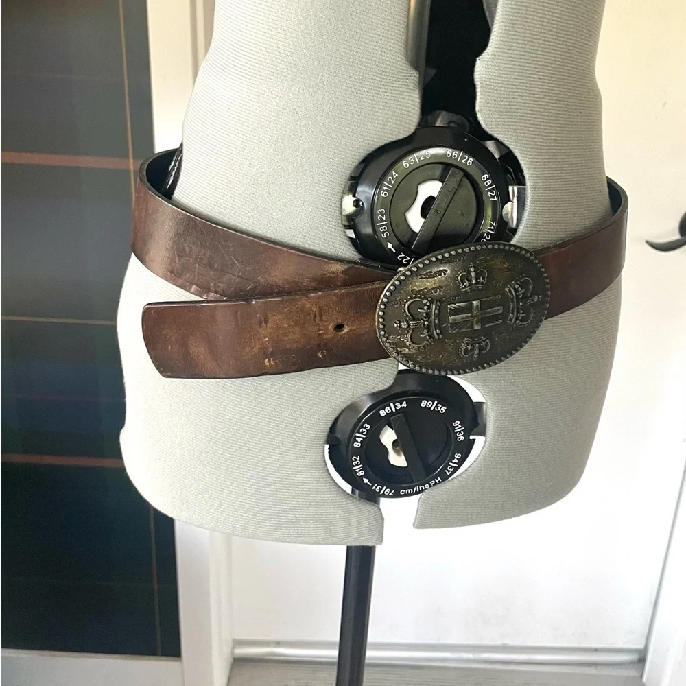Dei Giovani Italian leather belt, drk brown, brass buckle Union Jack crowns, 36”